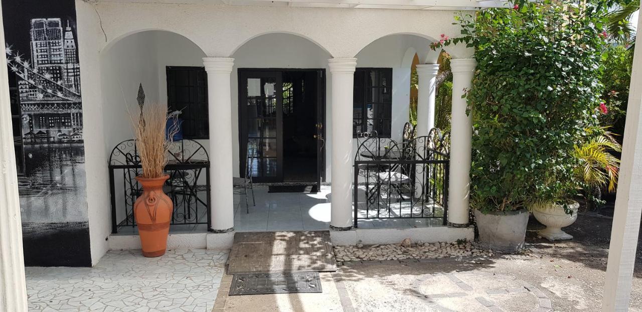 Little Savoy Guest House New Runaway Bay Exterior foto