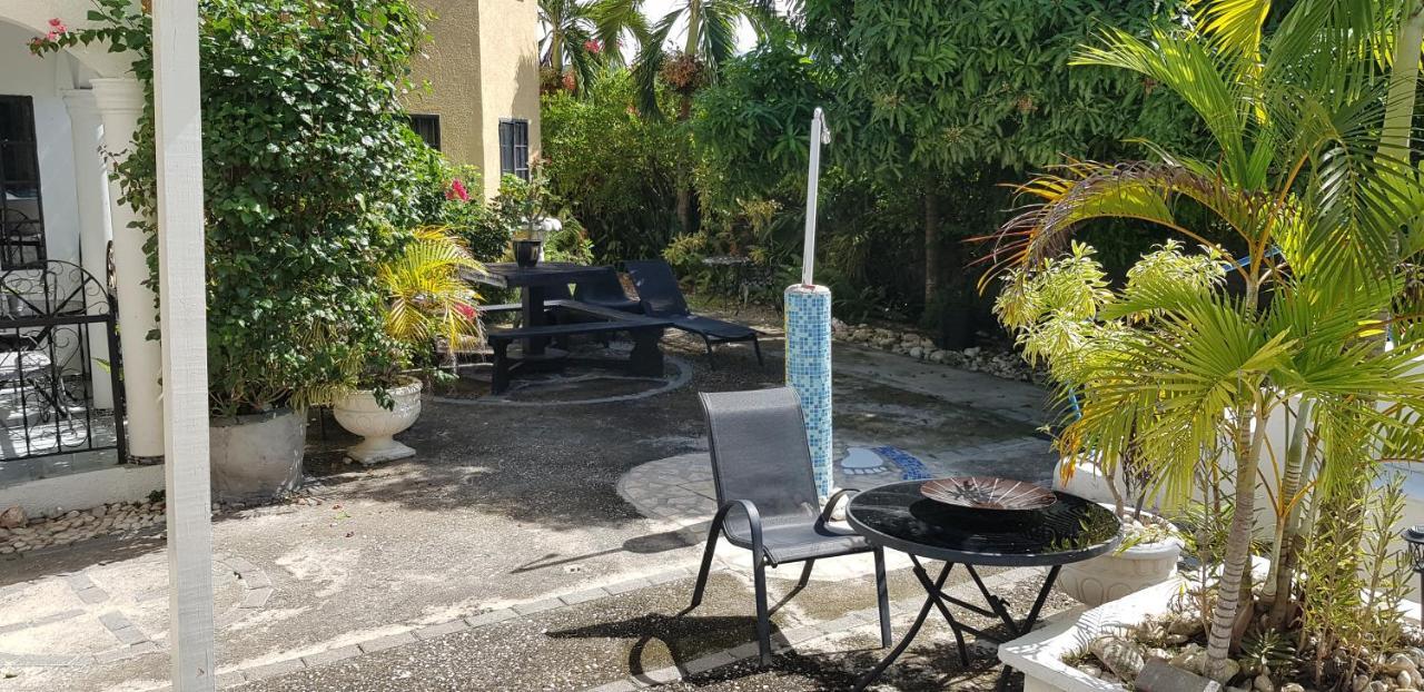 Little Savoy Guest House New Runaway Bay Exterior foto