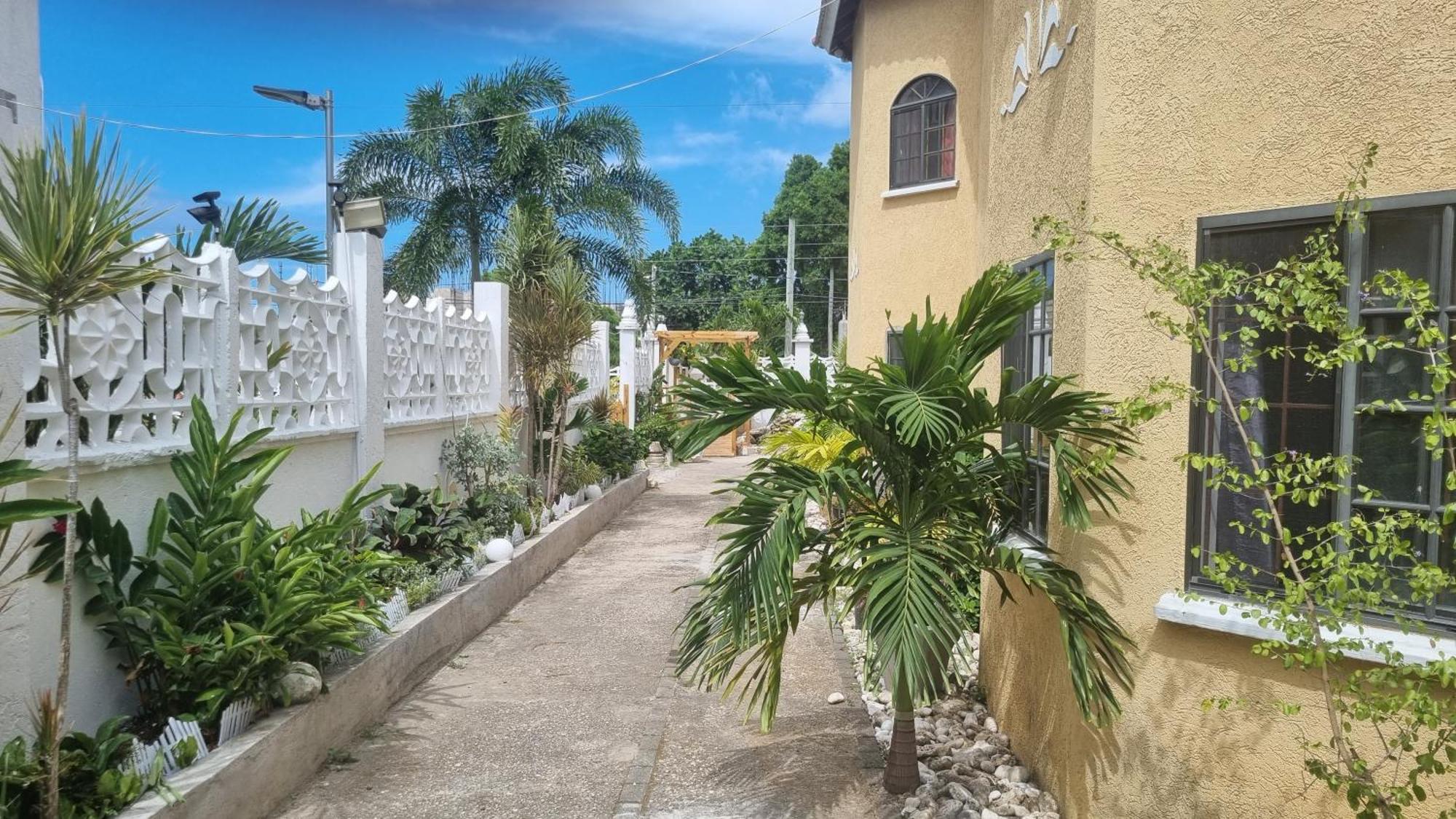 Little Savoy Guest House New Runaway Bay Exterior foto
